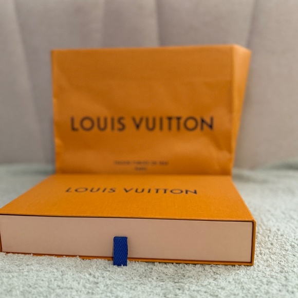 LOUIS VUITTON - Picture 4 of 5